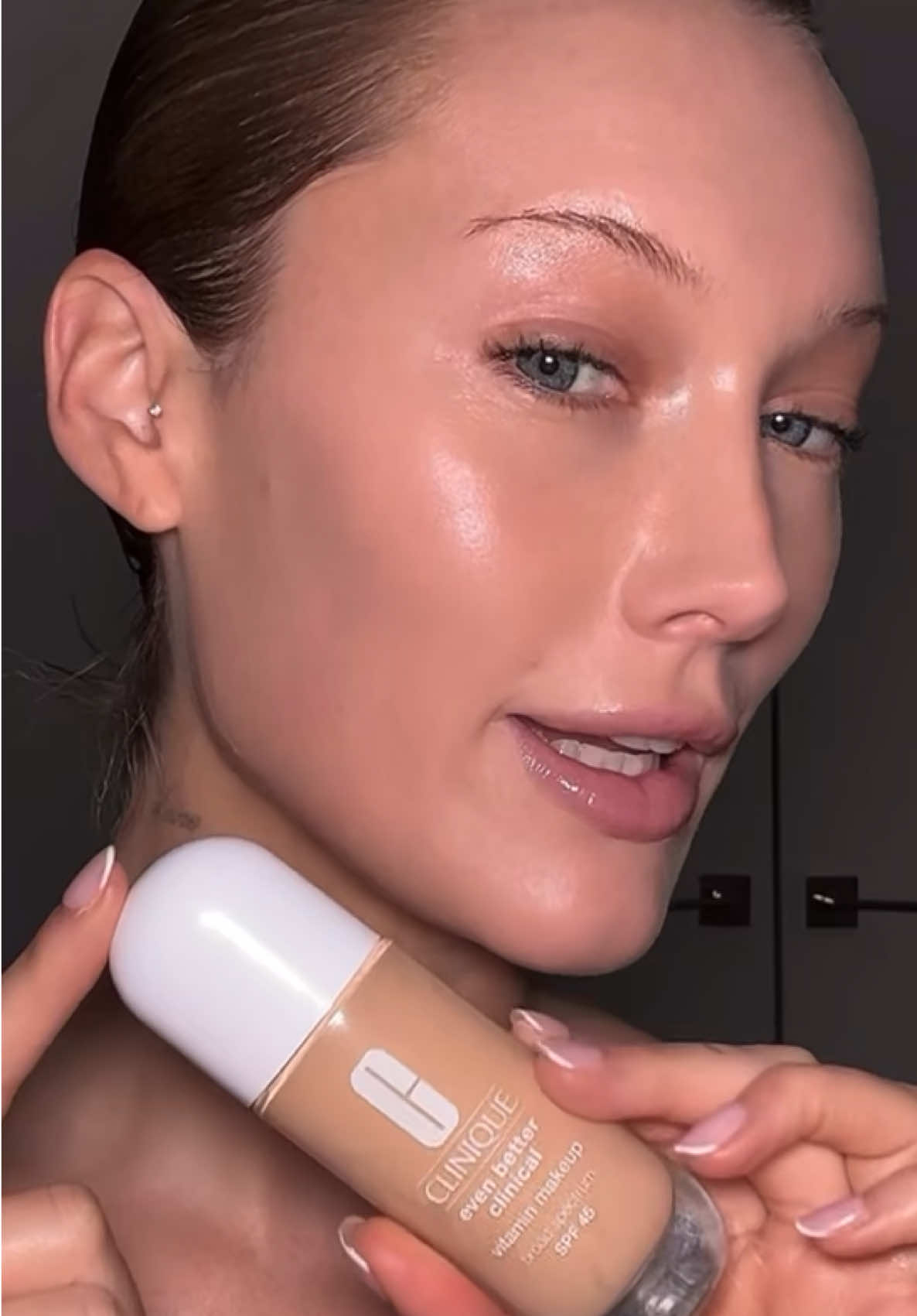 Sweep and smooth it's as easy as that 💚 using the NEW @Clinique Even Better Clinical Vitamin Foundation that I was lucky enough to test out before launch 🤭 #CliniquePartner #vitaminmakeup