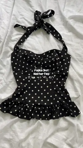 𝖥𝗅𝗂𝗋𝗍𝗒, 𝖿𝗎𝗇, 𝖺𝗇𝖽 𝖾𝖿𝖿𝗈𝗋𝗍𝗅𝖾𝗌𝗌𝗅𝗒 𝖼𝗁𝗂𝖼 — 𝗈𝗎𝗋 𝗉𝗈𝗅𝗄𝖺 𝖽𝗈𝗍 𝗁𝖺𝗅𝗍𝖾𝗋 𝗍𝗈𝗉 𝖻𝗋𝗂𝗇𝗀𝗌 𝗋𝖾𝗍𝗋𝗈 𝗏𝗂𝖻𝖾𝗌 𝗐𝗂𝗍𝗁 𝖺 𝗆𝗈𝖽𝖾𝗋𝗇 𝗍𝗐𝗂𝗌𝗍. 𝖳𝖺𝗄𝖾 𝗒𝗈𝗎𝗋 𝗉𝗂𝖼𝗄: 𝖻𝗈𝗅𝖽 𝗂𝗇 𝖻𝗅𝖺𝖼𝗄 𝗈𝗋 𝖿𝗋𝖾𝗌𝗁 𝗂𝗇 𝗐𝗁𝗂𝗍𝖾? 𝖤𝗂𝗍𝗁𝖾𝗋 𝗐𝖺𝗒, 𝗒𝗈𝗎’𝗋𝖾 𝗍𝗎𝗋𝗇𝗂𝗇𝗀 𝗁𝖾𝖺𝖽𝗌. #fyp #fy #fypシ゚ #polkadot #polkatop #haltertop #haltertops #polkadottop #newyear #newyeardress #retro #retrovibes 