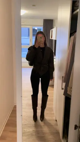 #fashion #outfitinspo #OOTD #leatherjacket #kneehighboots #brown #viral #fyp #fy #ouftfit 