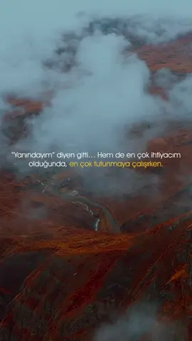 “Yanındayım” diyen gitti… Hem de en çok ihtiyacım olduğunda, en çok tutunmaya çalışırken. Güvendiğim omuz boş kaldı, beklediğim ses hiç gelmedi. Meğer herkes “yanındayım” derken, sadece iyi günler için oradaymış. Zorlaşınca yollar, ağırlaşınca yükler, birer birer döküldü hepsi. En çok da gitmeyeceğini sandıklarım, en sessiz şekilde yok oldular. Şimdi geriye kalan ne mi? Sahte sözlerin bıraktığı izler… Ve bir de suskunluğun içinde büyüyen o soğuk yalnızlık. Anladım ki, herkes yanında olurmuş… Ama sadece güneşliyken havalar. - Asaf Eren TÜRKOĞLU 