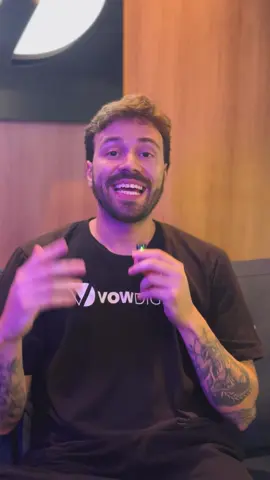 Marcas grandes estão trocando o “fala sério” por “fala direto”! O que parecia brincadeira é pura estratégia. 😳 Duolingo, Guaraná e Ambev mostram que quem se comunica de forma leve e divertida domina o digital! 💜🚀 A chave? Falar a linguagem do público sem perder o propósito. E você, já percebeu essa mudança? Comenta aqui embaixo 👇🏽 #estrategia #vow #vowdigital #marketingdigital #inovação #duolingo #ambev #guaraná