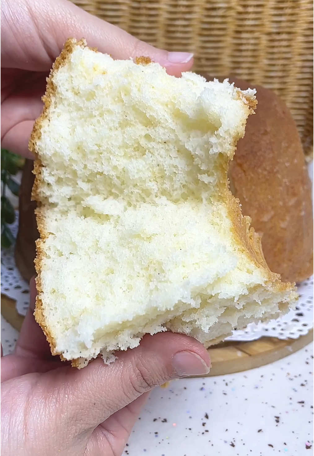 طريقتي بالكيك الي ابد مااغيرها وتطبيقات المتابعين خير دليل @dania_muayad  المقادير:- ٤ بيض بحرارة الغرفه رشة ملح كوب ونص سكر نص كوب زيت كوب حليب سائل كوبين ونص طحين منخول نوع فاخر هيل وفانيلا او اي منكهات تعجبكم كيس بيكنك باودر وملعقة اكل خل ابيض العمل:- نخفق البيض مع رشة الملح مدة خمس دقايف بعدها اضيف السكر بالتدريج واخفق خمس دقايق اخرى اضيف الزيت والحليب وماابالغ بالخلط واضيف الطحين المنخول يفضل تخلطون بالملعقة واضيف المنكهات واخر شي البيكنك باودر والخل ادخلها بفرن محمي مسبقا حرارة ١٦٠ اذا الفرن صغير و١٧٠ اذا الفرن كبير النار من الاسفل فقط ونخليها على الرف الوسط والف عافيه عليكم #كيك  #كيكة_سهلة_وسريعة  #كيكاتي  #وصفات_سهله  #اكلات_لذيذه