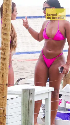 🏖 Mesmo com o tempo fechado, Márvvila não quis saber de ficar em casa! A ex-BBB foi flagrada curtindo a Praia da Reserva, na Zona Oeste do Rio, ao lado de uma amiga nesta quinta-feira. 👙 De biquíni e cheia de estilo, ela exibiu o corpão e mostrou que está com tudo em cima. Ao notar os cliques dos paparazzi, Márvvila mandou beijinho e posou com aquele sorrisão que a consagrou no reality. 🌟 Sempre de bom humor e esbanjando simpatia, a cantora segue conquistando o público fora da casa mais vigiada do Brasil. Nem o céu nublado tira o brilho dela! 🎤 Nos últimos meses, Márvvila tem aproveitado a nova fase da carreira para se aproximar dos fãs e curtir momentos de lazer. Entre eventos, shows e compromissos, ela sempre encontra um tempinho pra recarregar as energias — de preferência, perto do mar.