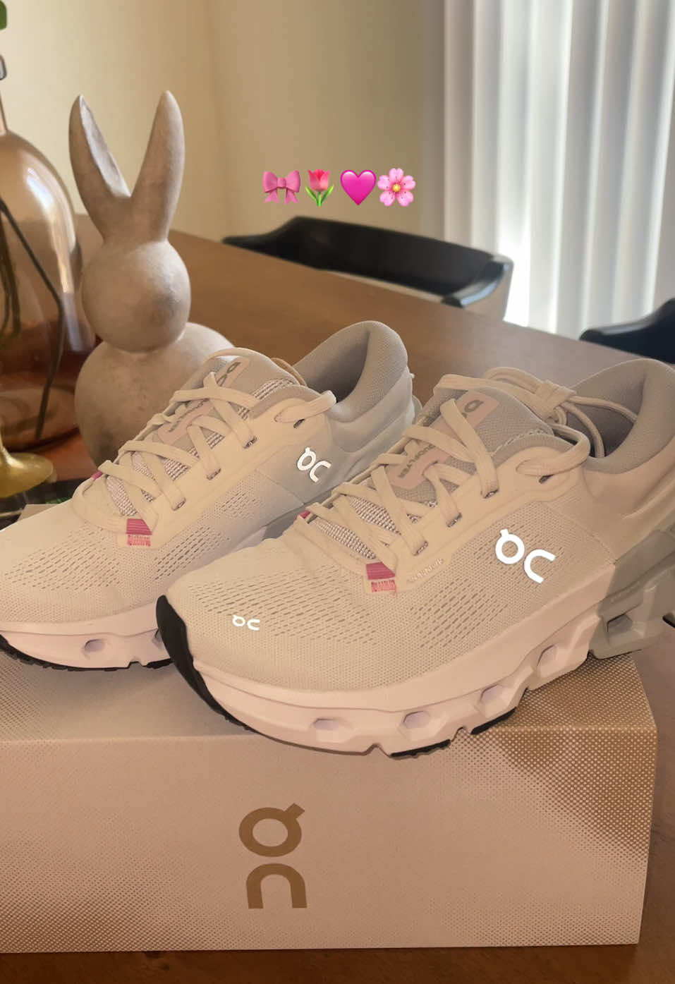 White on with a pink detail💗 -Cloudflyer5 #onc #runningshoes #oncloud 