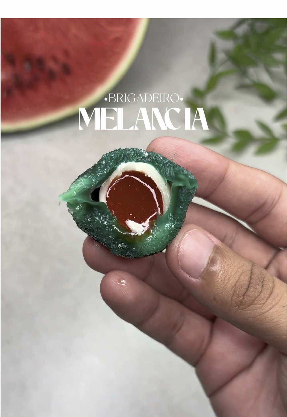 🍉 Ingredientes: 1 LC / 1 CL 50g de chocolate branco  Corante em gel verde de tons diferentes pra fazer a junção  Geleia de melancia: 400g de melancia  200g de açúcar refinado Suco de meio limão  * espera reduzir bem em fogo médio até virar uma calda, depois usa o mixer pra quebrar os pedaços que não desmanchou na panela  #brigadeiro #doce #melancia #receita #confeitaria 