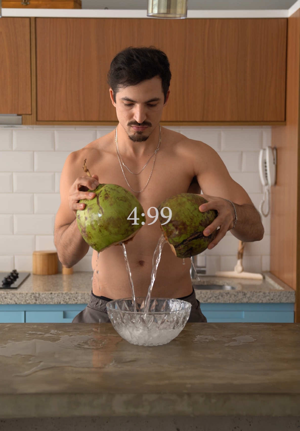 Daily Vlog do Tank Pra dias agitados como esse, preciso sempre ter meu pré treino na mão! Minha parceira @shark.pro lançou 3 novos sabores em lata MARAVILHOSOS: Energético, Limão e Laranja. Pensa numa coisa que  não pode faltar no meu dia... brabo demais! Corre no site e use o cupom TANK para ter 20% de desconto. #pubIi 