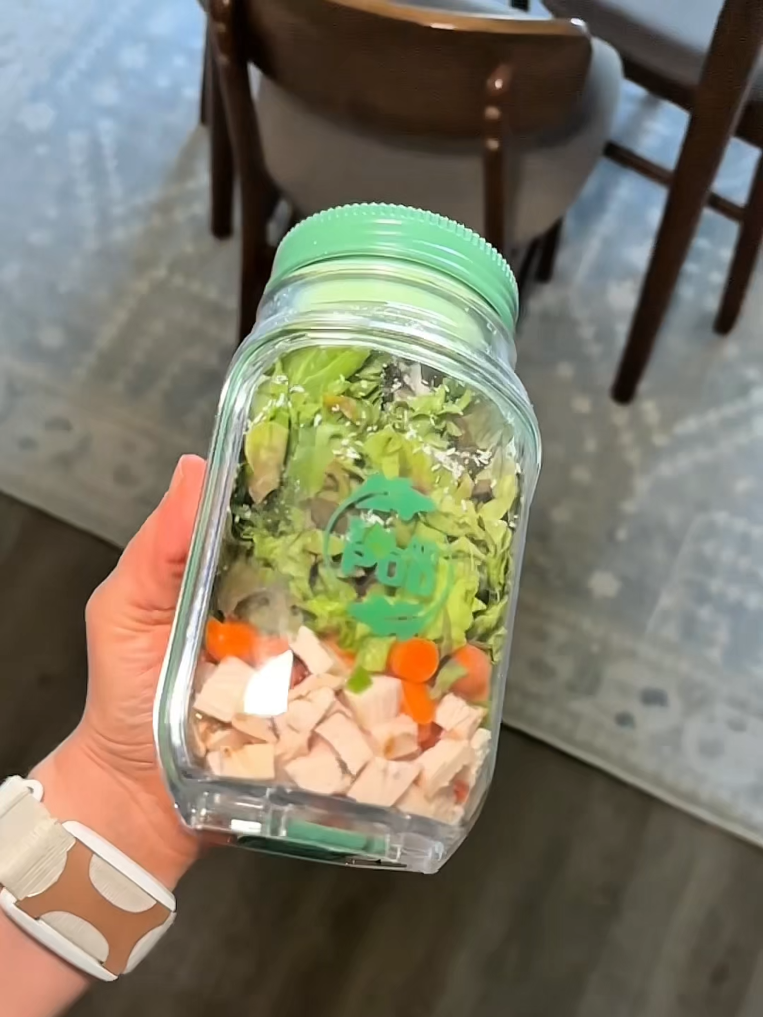 Healthy habits don’t have to be complicated! The Salad Pod is a little lifesaver for staying on track—even when the day gets chaotic. Fresh, simple, and ready when you are! Just toss it in your bag and go. 🎒🏃‍♀️    Video Credit 🎥: @our.blog.life     #HealthyHabits #EatFresh #OnTheGo #MealPrep #SaladGoals #SaladPod #HealthyHacks #kitchenessentials #masonjar #masonjarrecipes #masonjarsalad #Prepara #momtok #busymom