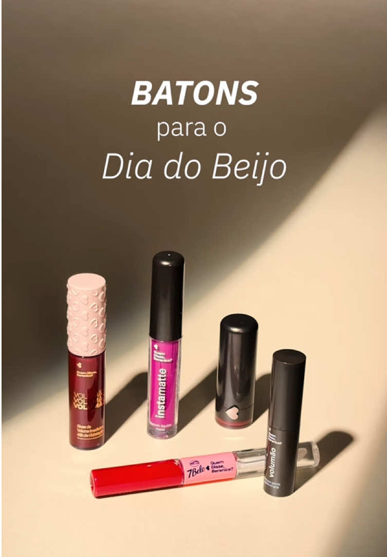 Se tem Dia do Beijo, tem que ter batom! E aí, qual deles será a sua escolha para essa data? 💋💄  #DiaDoBeijo #Batom #GrupoBoticario #PraGeralVer: O vídeo inicia com o texto “Batons para o Dia do Beijo” centralizado, no topo, em letras brancas. Em um fundo branco, seis opções de batons da Quem Disse, Berenice? posicionados. O vídeo segue com cenas individuais de cada um dos batons sendo apresentados com seus nomes escritos na parte de cima da tela.