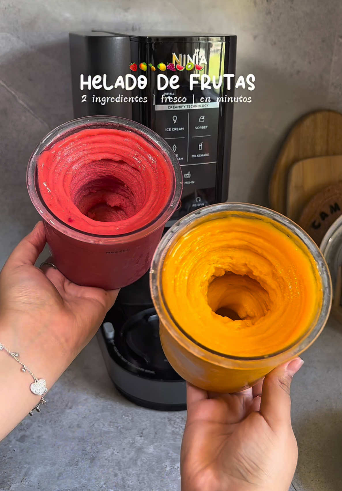 Helado casero de frutas con 2 ingredientes 🍓🥭 ¡Feliz   #ViernesdeNinjaCreami ! 🫶🏻🍦❄️  Holiii! Les comparto mi receta favorita para preparar helado de frutas con solo 2 ingredientes!!. Super fresco y delicioso para este calor que comienza ✨ 🍓Sorbet de Fresa🍓 200g fresa  1/2 tz  agua 1 cda azucar (opcional) Jugo de 1/2 limón  🥭Sorbet de mango🥭 3 mangos 1/2 tz agua 1 cda azúcar (opcional) Jugo de 1/2 limon Buenooo!! Cuéntenme qué les pareció ❤️🍦🧁 Lindooo día, Att: Cami ❤️ @SharkNinja  #NinjaMexico #NinjaFamily #RecetasNinja #NinjaCreami #recetasfaciles #recetastiktok #recetascheck #helado #sorbet #frutas #fresa #mangos #facil #verano #ideas #fyp #publicidad 