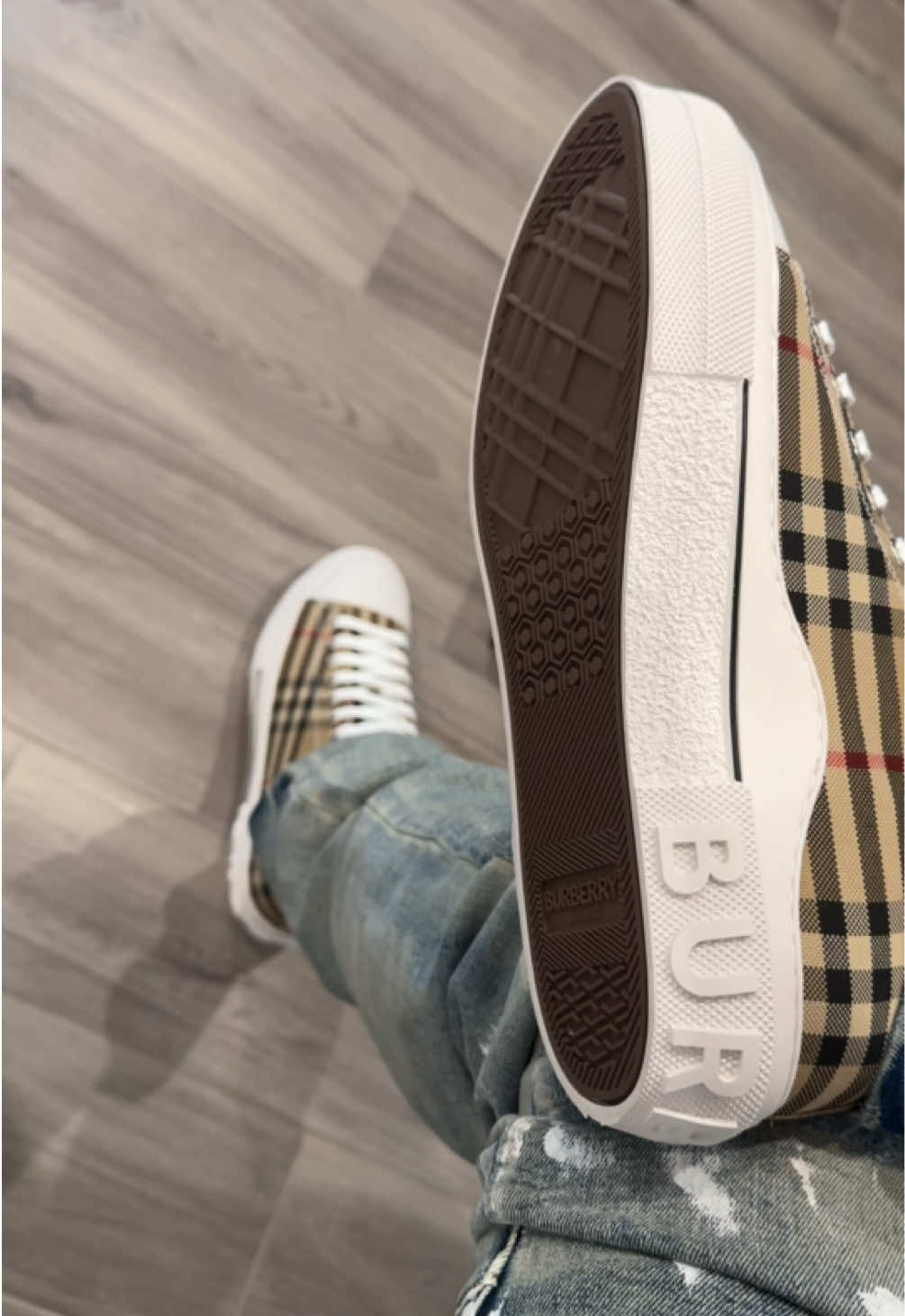 Burberry 😍 #viral #fyp #luxury #legit #sneakers #designer #explore #blowthisup #trending #explorepage #luxuryshoes #alucines📿🧿🙈 #burberry 