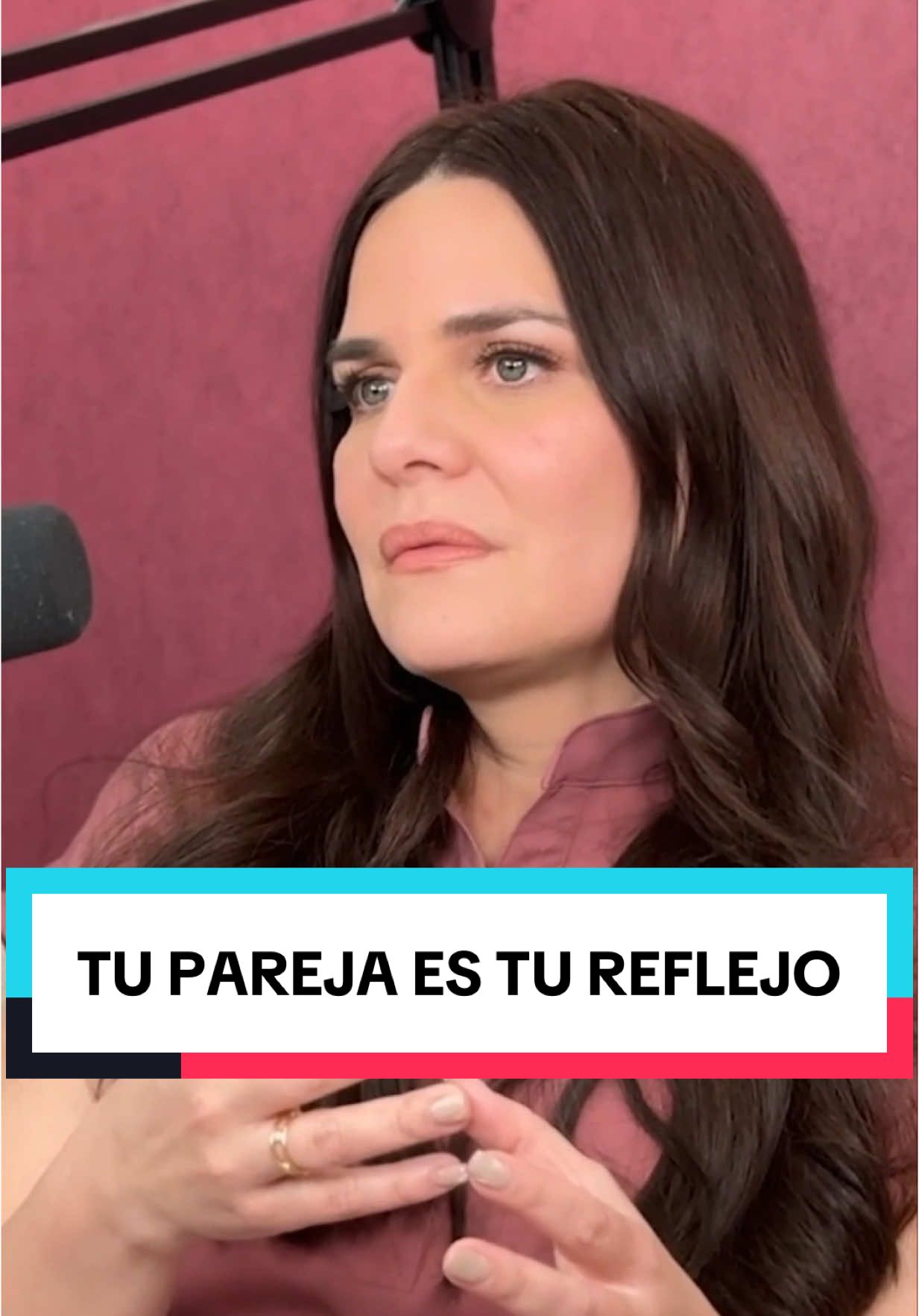 YA PUEDES VER EL EPISODIO 32 EN EL 🔗 DE MI PERFIL. Todo lo que te hace daño se parece a ti. Sí, todo lo que te hace daño se parece a ti. Nos vinculamos desde lo que conocemos, y ese otro, que tiene la función de espejo, te muestra esa parte que no has querido mirar. Repetimos historias o vínculos porque nuestro inconsciente busca revivir lo que no resolvió, como si se tratara de una segunda oportunidad. Es por eso que muchas veces nos acercamos a personas que activan eso que no hemos sanado. Es tu historia buscando ser comprendida, vista y abrazada.💫 Haz clic en el enlace de mi perfil