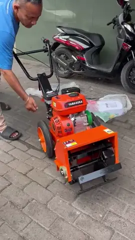 KULTIVATOR TANAH MESIN YAMASUKA YSP-500/MINI TILLER YSP500 YAMASUKA  SPESIFIKASI : Model : YSP 500 Structural Style : Humotaxial : wheel type Wheel:250 x 60 mm Transmission : Belt Main Clutch Type : Friction Plate Main Clutch Condition : Open Rated Output : 4.0 KW Rated Rotate Speed : 3600 rpm / min Knife Rotate Speed : 3150 rpm / min Weeding Device : Weeding Wheel Weeding Width : 280 mm Ditching Device : Furrower Ditching Width : 200 mm Weight: 55 kg Working Size: 1520 x 430 x 840 mm