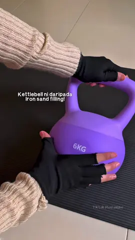 Replying to @syahalee Tak sakit pun kalau jatuh dekat tangan ke kaki ke. Sebab tu nama dia soft kettlebell 🙈 #kettlebell #kettlebellworkout #softkettlebell #workkfromhome 