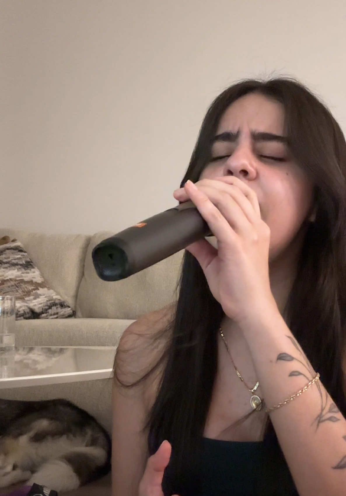 Definitivamente no es mi video favorita cantando pero esto no lo verá mucha gente así que estamos chill decojo nes😙