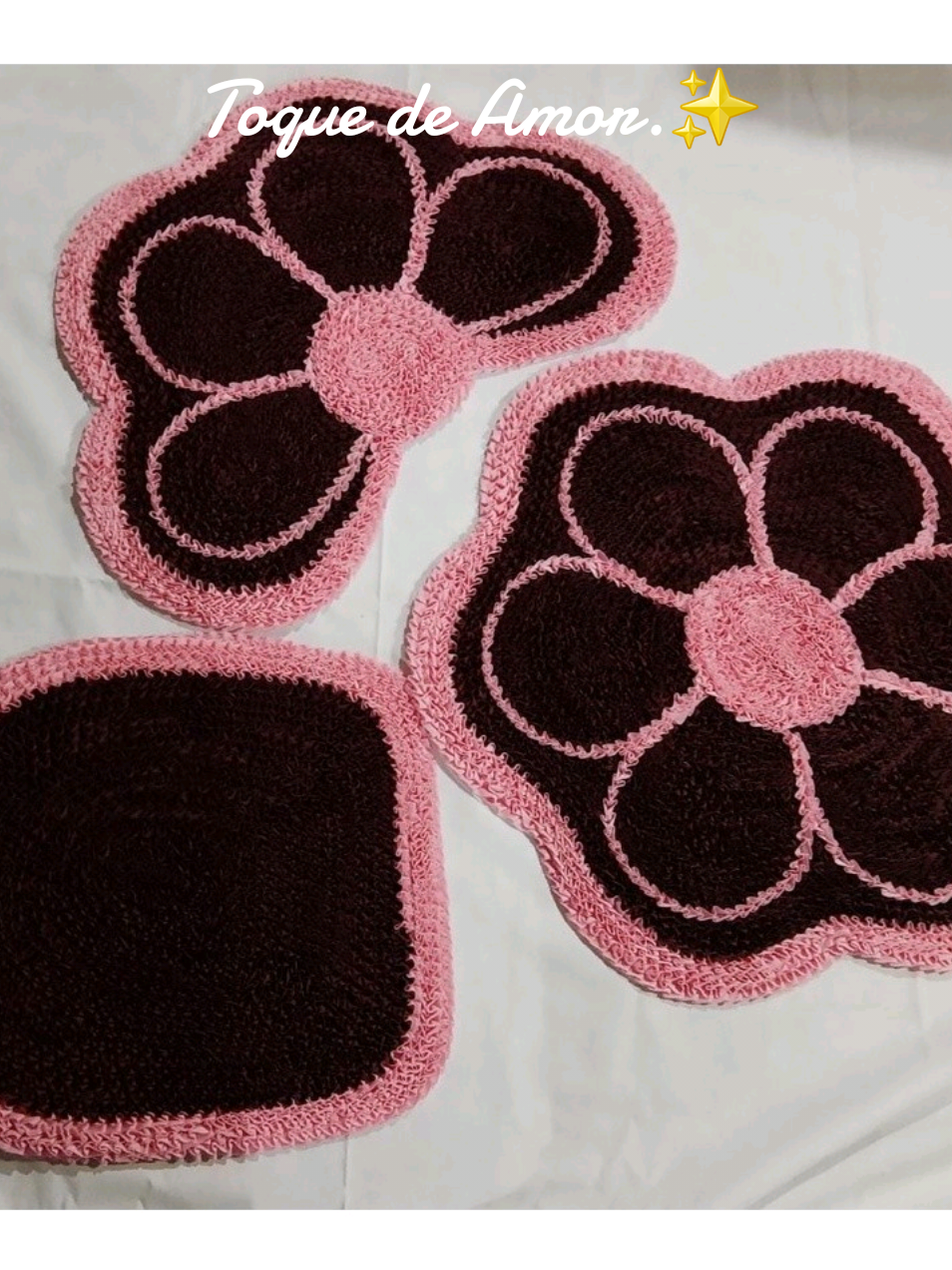 🌟 Jogo de Tapete Frufru para Banheiro 3 Peças Flor 🌸   ✨ Sofisticação & Beleza – Ideal para decorar ou presentear!   🎀 Confeccionado em Ibitinga (Capital do Bordado) com alta qualidade:   - Material: TNT 150 + Malha Gel.   - Lavável na máquina (não mancha e é super resistente).   📏 Medidas:   - Tapete: 64x64cm   - Pé do vaso: 35x64cm   - Tampa do vaso: 47x42cm   💖 Prático, durável e cheio de charme! 🛁🌺 Se você gostou desse vídeo, curte comente e compartilhe,  para nao perder as novidades ative as notificações.  Para mais clique no link da Bio.  #casa #decoration #homedecor #decor #casadecorada #inspiração #paravoce @Alencar_Achados  #creatorsearchinsights 