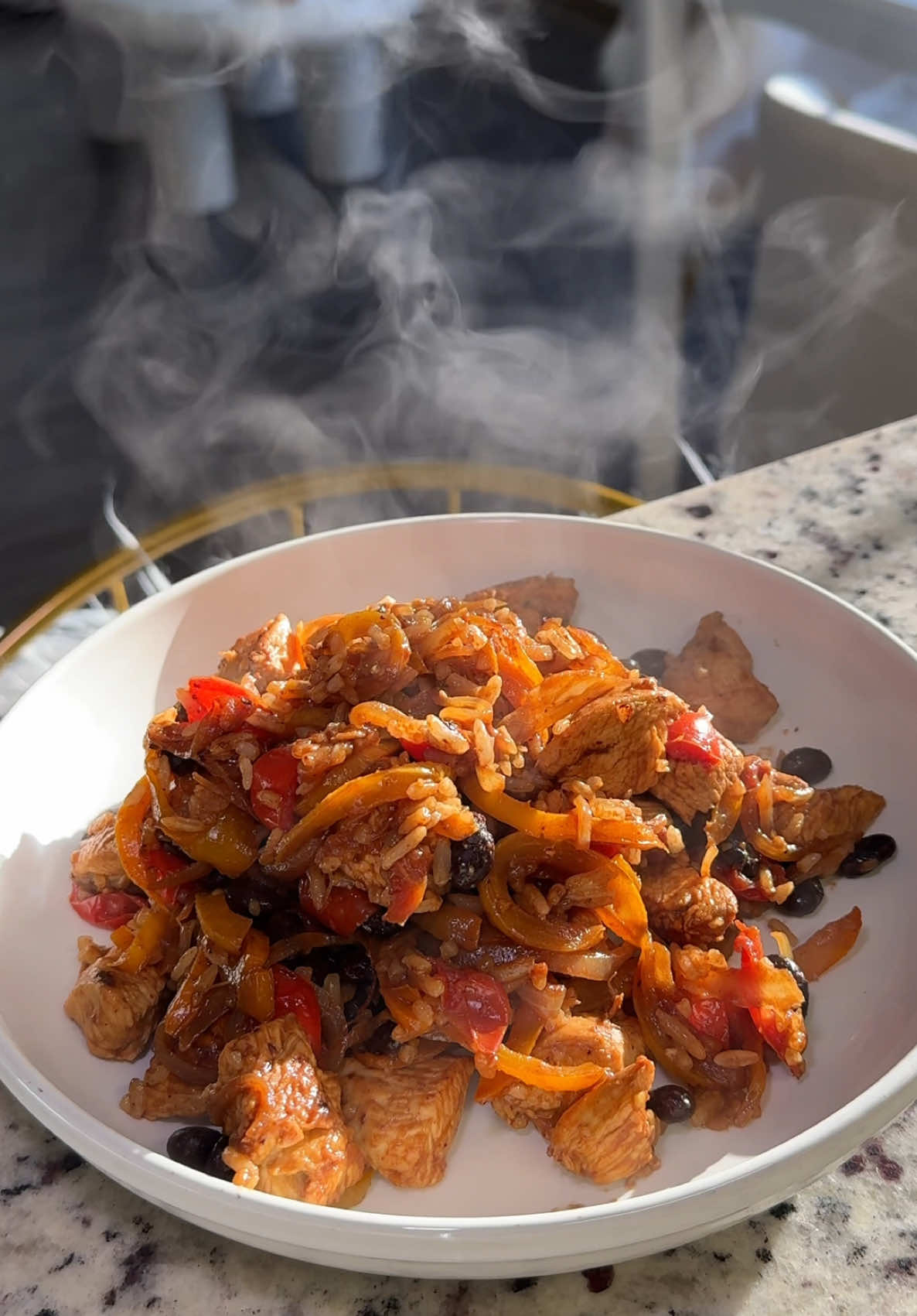 Yo soy fan de este tipo de comidas donde mezclas sabores y colores sin complicaciones y este sin duda es uno de mis bowl favoritos, mi versión del fajita chicken rice bowl. 🍚😮‍💨 Ingredientes: - Pechuga de pollo previamente adobada. - Cebolla blanca o morada en tiras. - Pimentón cortado en tiras. - Tomate cherry o tomate normal. - Frijol negro o frijol rojo. - Arroz cocido. El pollo lo adobé con salsa teriyaki, aminos de coco o salsa de soya, mostaza, sal y pimienta.  La mayoría de las veces acompaño con aguacate y originalmente lleva maíz pero esta vez no quise agregarle.  Almuerzo resuelto en 20min 🫶🏼 . . . . . . . . . . . . . . . #recetasfaciles #homemade #recetasfacilesyrapidas #comidacasera #1 #bowl #comidamexicana #fajitasbowl #bowlsaludable #CapCut 
