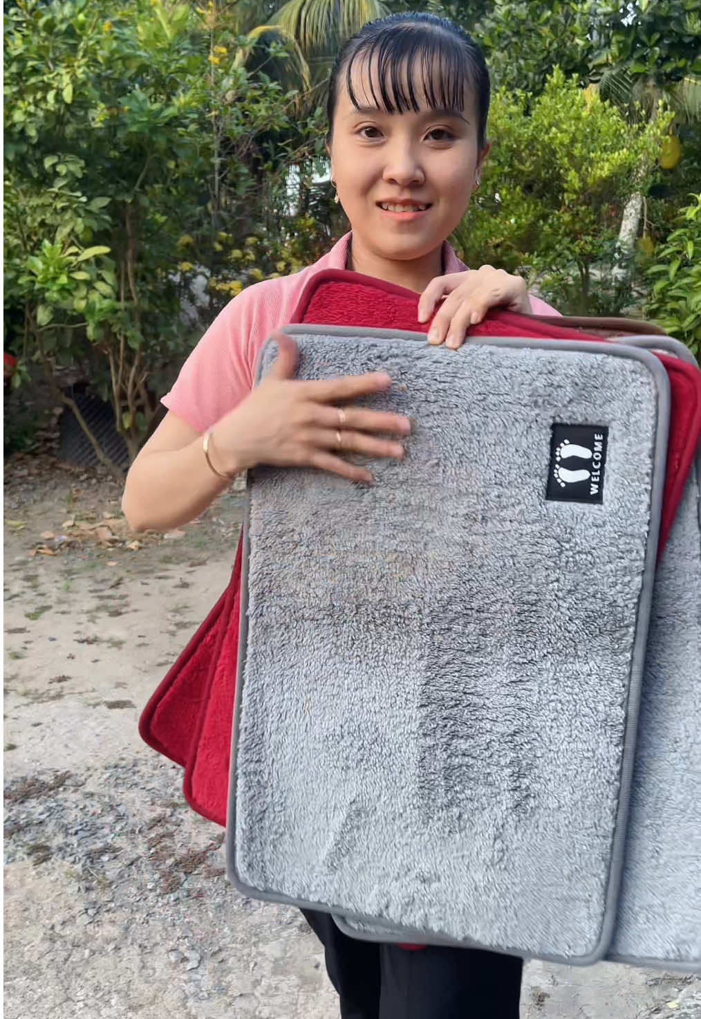 Trả lời @Nhỏ review 🍀 Thảm nỉ lông mềm mại thấm hút nước tốt lắm có độ ma sát cao nên không lo trơn trợt luôn #thamlauchan #thamlauchanlongcuu #trucphuong98 