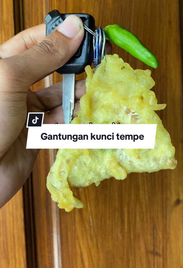 Gantungan kunci tempe mendoan ada cabenya mirip asli😂 #gantungankunci #gantungankuncigorengan 