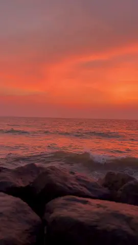 “දිනෙක ප්‍රේමය දුර්වලම ස්ථානය වූ මිනිසුන් අනාගතයේ දිනෙක ප්‍රේමයට වෛර කිරීමට පටන් ගැනීම අරුමයක් ද..?❤️‍🩹 “