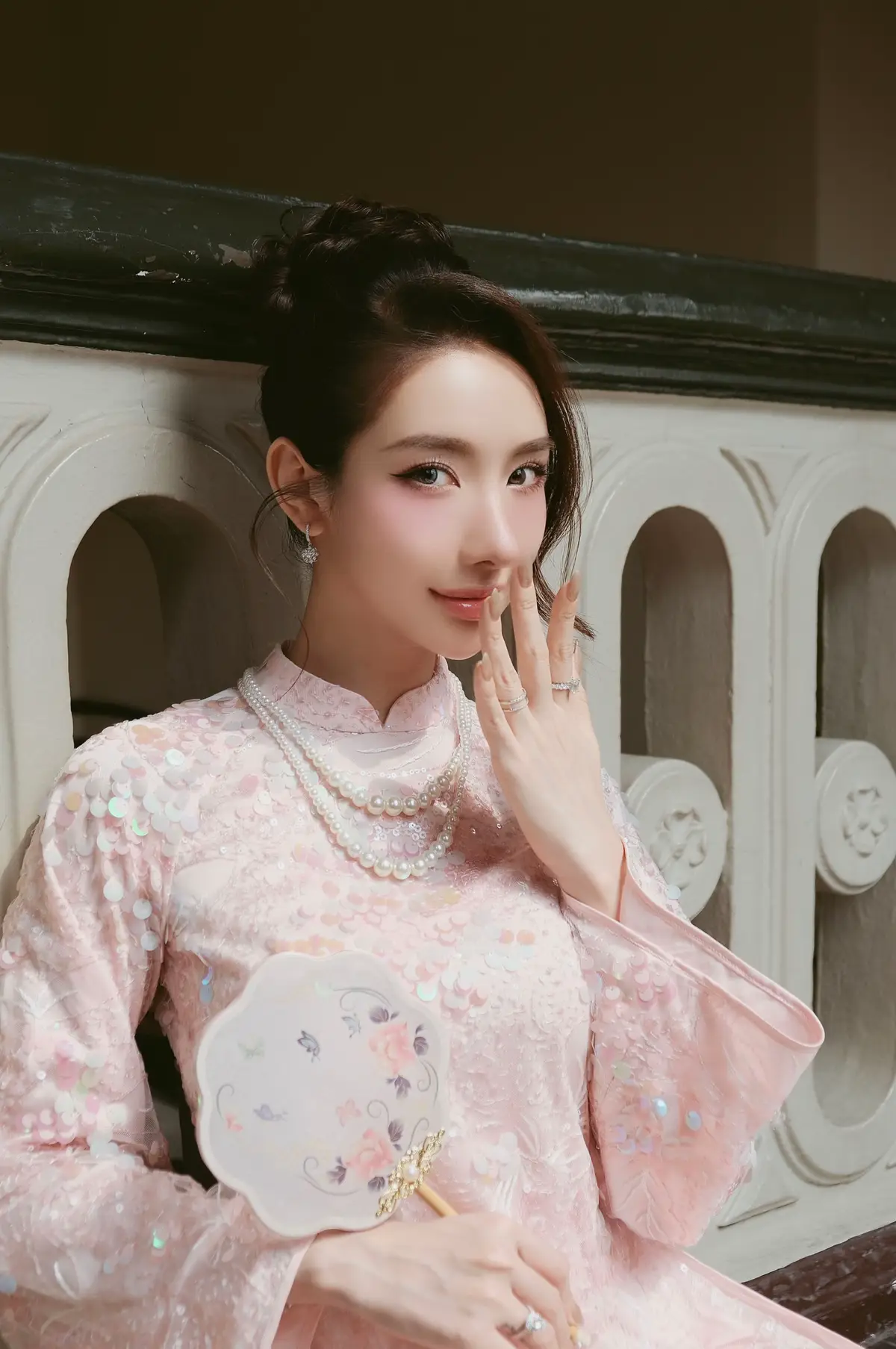 ✨ 𝐓𝐔̛ 𝐍𝐇𝐈̣ ✨ - 𝐍𝐞́𝐭 đ𝐞̣𝐩 𝐡𝐨̀𝐚 𝐪𝐮𝐲𝐞̣̂𝐧! Tư Nhị – biểu tượng của vẻ đẹp con lai, khiến trái tim ai cũng xao xuyến.  Chào đón năm mới với Tư Nhị, mẫu áo dài tuyệt sắc mang đến sự thanh thoát và quyến rũ.  Chất kim sa phối lớp lụa nhẹ nhàng được lót tinh tế bên trong giúp bạn tự tin tỏa sáng trong những buổi tiệc Tết ấm cúng Với những chi tiết sequin lấp lánh đã được đính vào các bông hoa trên áo, tạo hiệu ứng lung linh đẹp mắt như những bông hoa nở rộ.  Mẫu áo dài này sẽ khiến bạn nổi bật giữa những bữa tiệc đoàn viên.  Hãy để #theaodaibyjessie mang lại cho bạn sự tự tin, giúp bạn tạo nên những kỷ niệm không thể quên trong những ngày đầu năm mới.