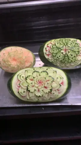 Nghệ thuật chạm khắc hoa văn trên dưa hấu #xuhuong #cattiahoaqua #carving_fruit #anhdaubep #watermelon 