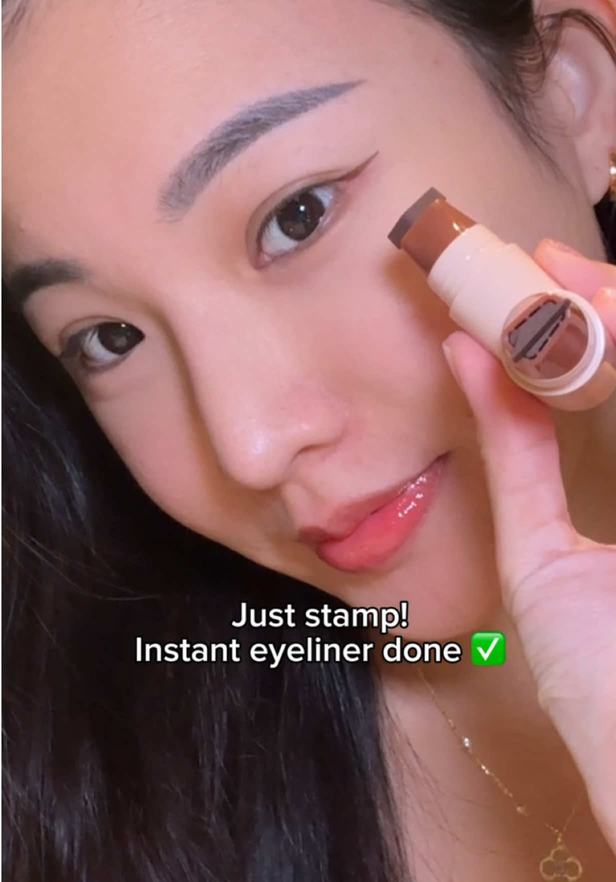 Easy eyeliner stamp! Left & right eyeliner stamp in brown or black. Beginner friendly for sure