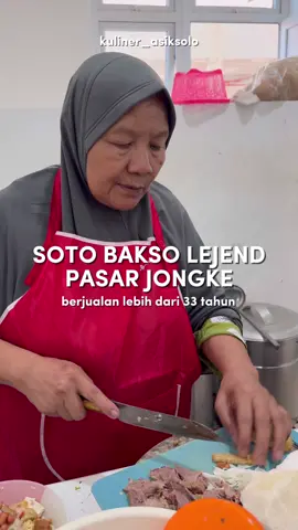 SOTO BAKSO LEJEND UDAH 33 TAHUN LEBIH 🔥🔥🔥 Usia soto bakso ini lebih tua dari mimin nih! gak heran dong bisa diomong kuliner lejend. warung bu lastri ini dulunya berjualan di pasar oleh oleh pasar jongke yang lama, sekarang berjualan di lantai 3 pasar jongke Terlihat ramai pengunjung karena emang menu yang dijual unik. Ada soto bakso dan bakmi toprak yang bisa dikasih bakso juga. Semua menu yang menggunakan bakso do bandrol 12k (misal soto bakso atau bakmi toprak bakso)  Untuk cita rasanya, sederhana tapi ngangenin. Meningatkan aku sama cita rasa soto gerobakan jaman kecil dulu, asiknya lagi bisa minta di ekstra TETELAN 🔥🙂‍↔️ menyalaaa lemakkuu  📍WARUNG LASTRI  Lantai 3 pasar jongke  ⏰ 06.00-15.00 #kulinerasiksolo