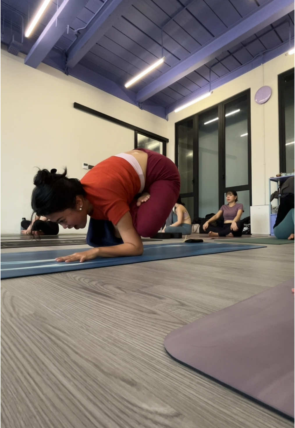 akulah kakak2 yang outfit yoganya harus mentereng ituuh🌺 pokoknya semakin mentereng outfitnya semakin serius yoganya alias lagi mode TEMPUR🥵🔥💪🏻 #yogafit #yogatok 