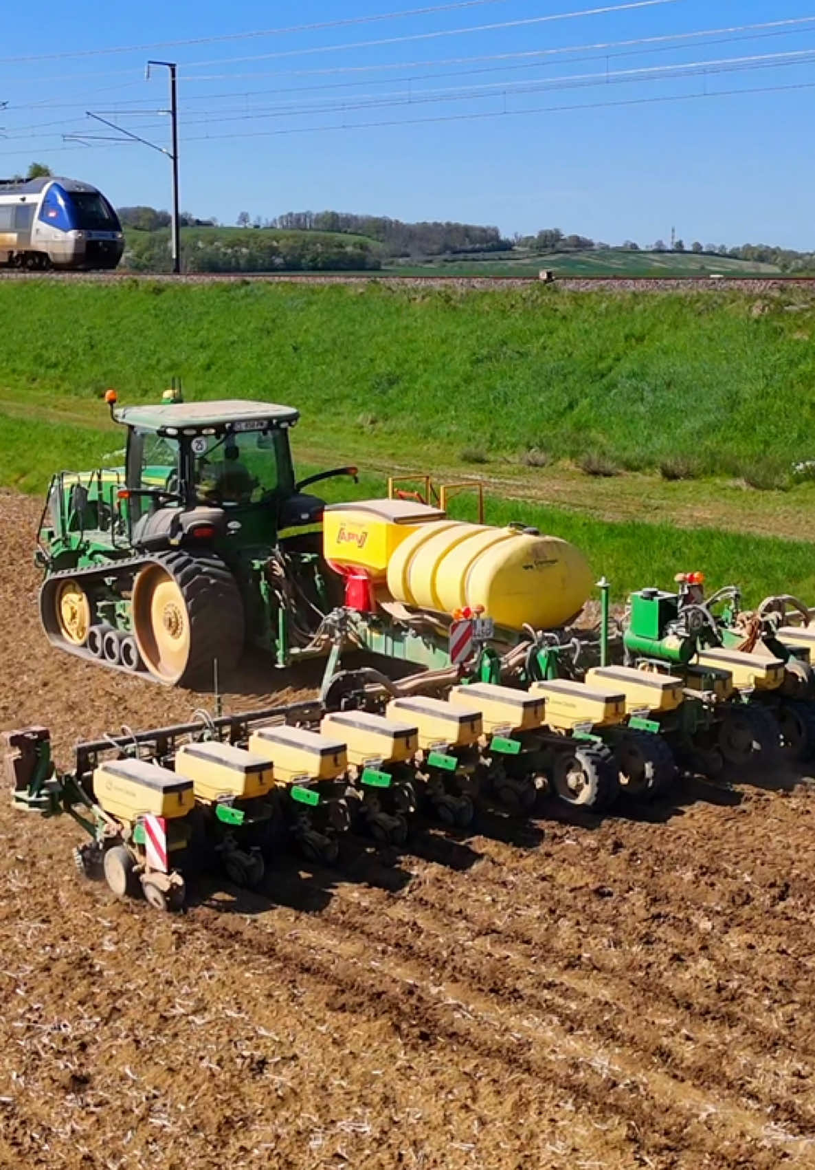 😱Semoir monograine John deere 🦌🇺🇸 unique en France 🇫🇷 #agriculture #johndeere #semoirjohndeer #tracteurs #16rangs #maïs #johndeerearmy #chenille #harvest 