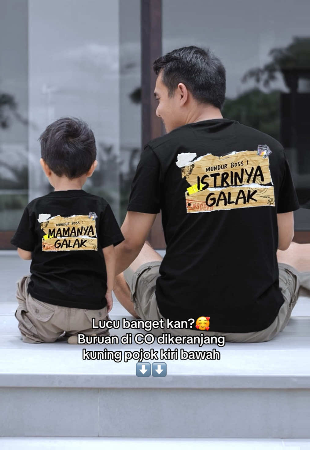 Mamanya cuma bisa nyengir kalo papa sama anak pake baju ini😁🥰 #kaosviral #bajuviral #kaoscouple #kaosanak #bajuanak #kaoslakilaki 
