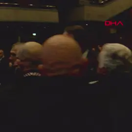 #Beşiktaş Divan Kurulu Toplantısı öncesi Hasan Arat ile Tevfik Yamantürk arasında gerginlik Beşiktaş Kulübü'nün 2025 Yılı 1’inci Olağan Divan Kurulu Toplantısı, İstanbul Lütfi Kırdar Kongre ve Sergi Sarayı’nda gerçekleştiriliyor. Divan kurulu toplantısına bir önceki dönem başkanı Hasan Arat da katıldı. Başkanlığı sona erdikten sonra hiç bir toplantıya katılmayan ve eleştiriler alan Hasan Arat'ın salonda olması divan toplantısının gergin başlamasına neden oldu. Toplantı öncesinde Divan Kurulu Başkanı Tevfik Yamantürk ile Hasan Arat arasında gerginlik yaşandı. Kısa süreli sözlü atışma Divan üyelerinin araya girmesinin ardından yatıştırıldı. Gerginliğin hemen ardından orada bulunan başkan Serdal Adalı, Hasan Arat ile selamlaştı ve makamına geçti. ALİ DANAŞ / İSTANBUL,(DHA) #DHA #Haber #Beşiktaş #DivanKurulu #Toplantı #Gerginlik #İstanbul