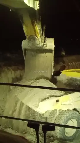 Muat material lumpur cair menggunakan ekscavator PC 2000 || Tetap semangat para pejuang rupiah #batubara #komatsu #ekscavator #tambang #alatberat #kerja #operator #mining 