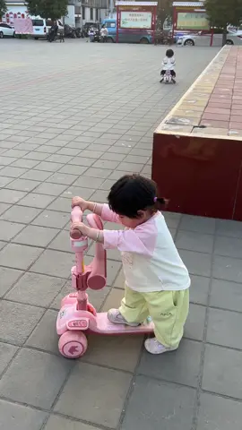 Mainan Anak Skuter Otoped Sepeda Duduk 3 Roda 2in1 Ada Musik Lagu Lampu Beraneka warna Hibur anak kecil Anda dengan skuter yang menyenangkan ini! Didesain dengan roda yang dapat menyala dan tempat duduk yang bisa dilipat, skuter ini menawarkan konsep Sit and Ride yang praktis dan mudah digunakan. #mainananak #scooter #skuter #skuteranak #otoped 