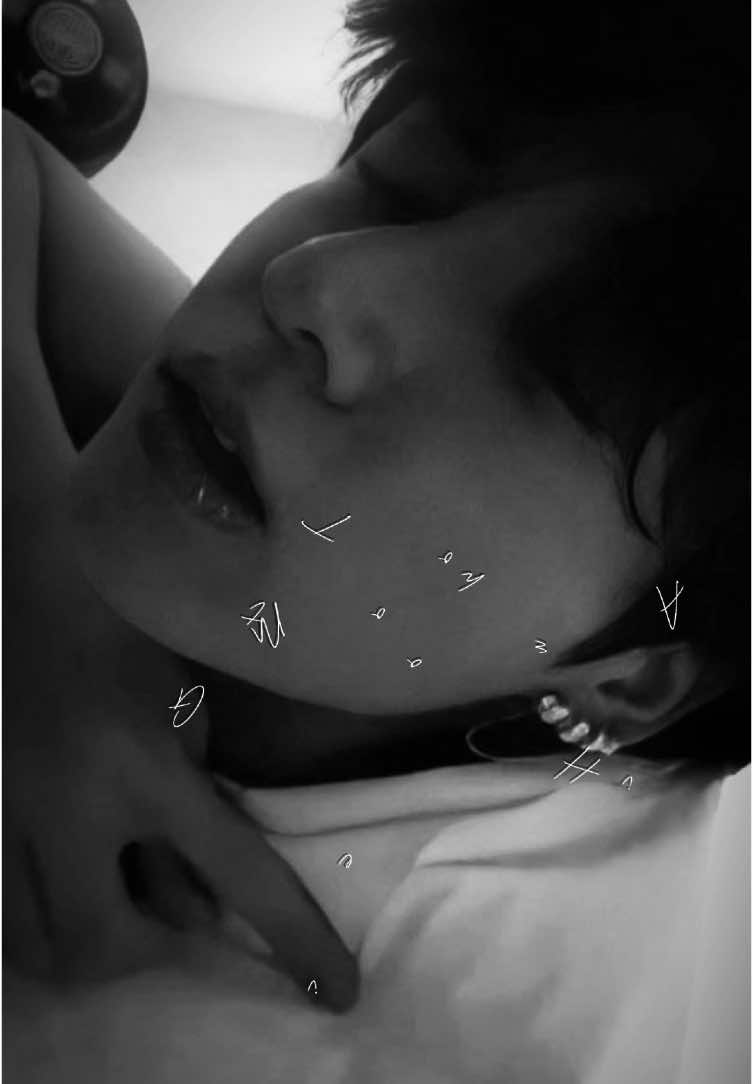 phiên chợ đông như đàn ong vỡ tổ, chuyện ảnh chồng tôi vợ là hiển nhiên 😌 @AbjkMRstY #jungkook #fyp #CapCut 