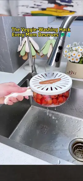 Struggling to drain your fruit? This strainer makes it effortless! 
 #FruitDrainer #KitchenHacks #EffortlessClean #EasyWash #StrainerMagic #FruitCleaning #MustTry