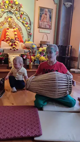 Welcome to mridanga class for babies ;) #iskcon #musicclass #mridangam #babymusic #kidsgottalent #talentedkids #prabhupada #harekrishna 