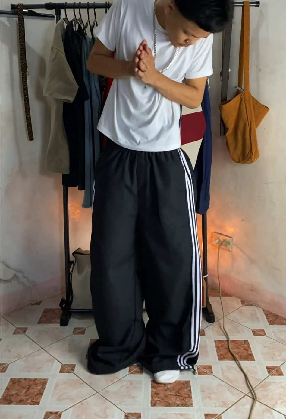 #sweatpants #trackpants #baggypants #OOTD #outfitinspo #fashiontiktok #TikTokFashion #4u #y2k #fyp 