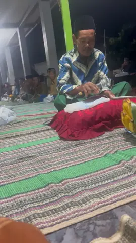Macapat atau Mamaca kalau istilah Kangean Makaca perlahan mulai hilang, kita wajib melestarikan kembali budaya Leluhur ini…!#kangean #keseruan #fyp #modeling #viral #leluhur #macapat 