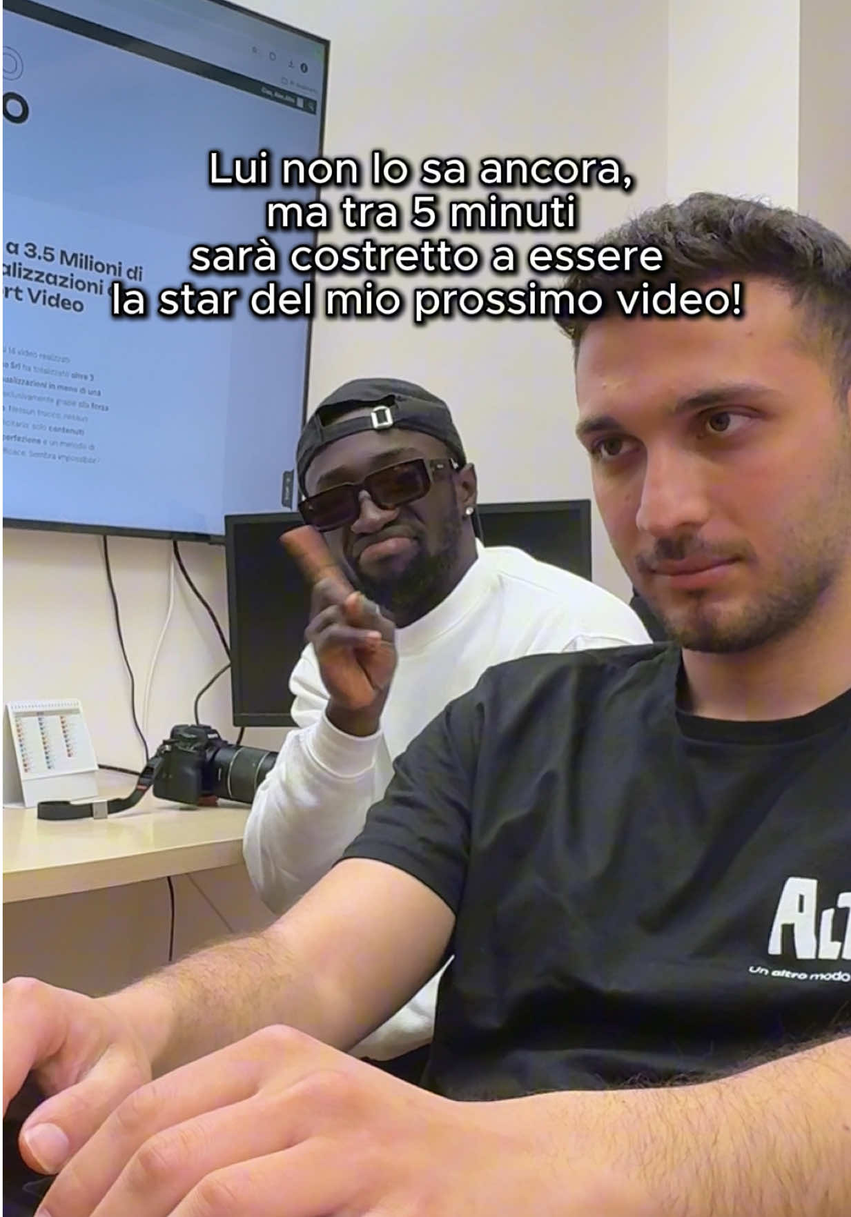 È un momento difficile per il team quando Daniel è in ufficio 👀 #problemiDaMarketing #socialmediaironici #vitaInUfficio #problemiDaUfficio #socialmediamanager #vitaDaContent #marketingTeam