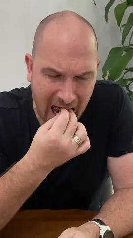 Bapak bule nyoba jajanan jadul khas Indonesia 😋👌 #bule #buleindonesia #bulemerakyat #bulekampung #bapakuluk