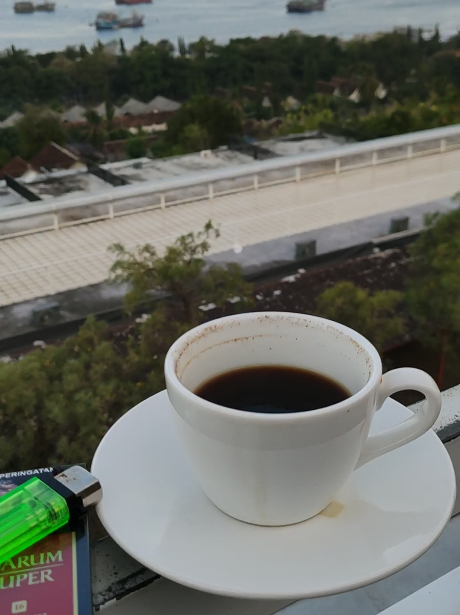 Segelas kopi sore hari ditemani view ciamik 👌 .                                .                                . #hotel #villa #resto #banyuwangi #view #kapal #staycationhematchallenge #travel #traveling #viraltiktok #foryou #foryoupage #fypage #fyp 