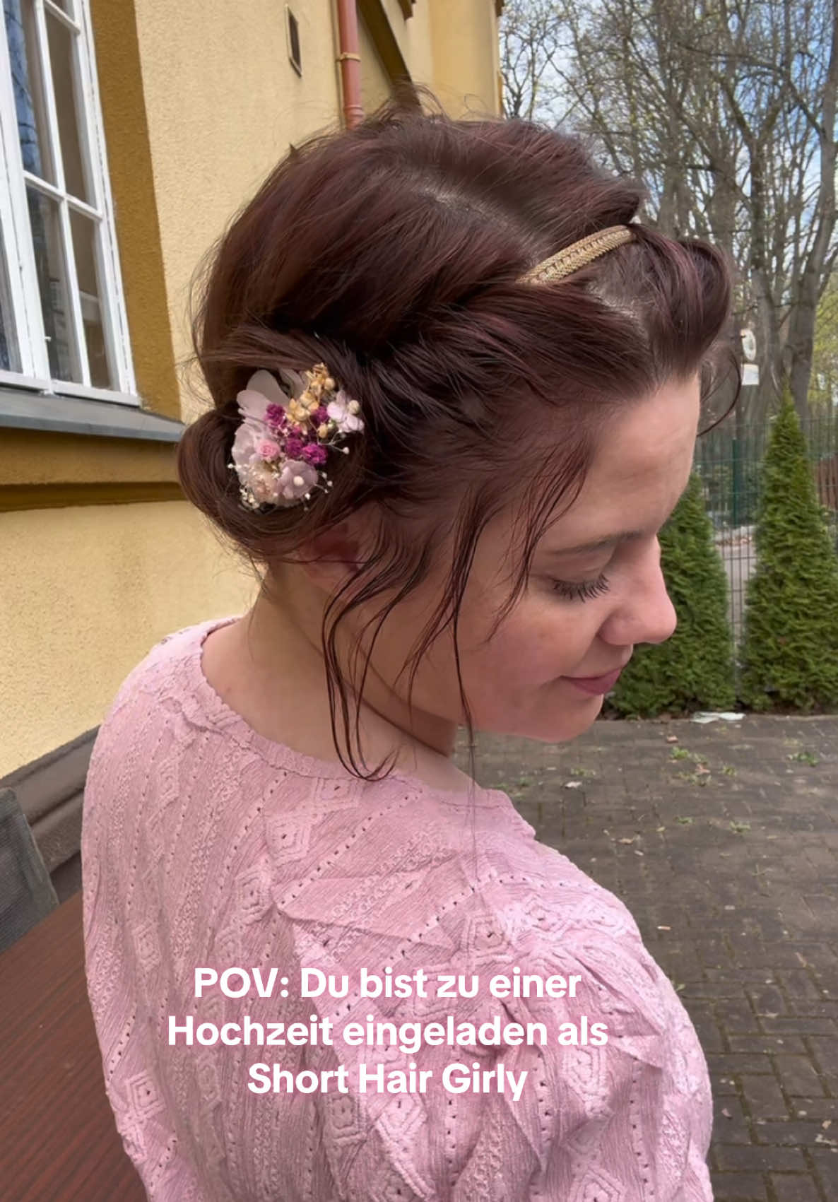 Es war nur auf die Schnelle. Natürlich braucht es mehr Bobby Pins und Haarspray ☺️💐🌸 #haircrown #hairstyle #hairstyleideas #bridesmaidhair #hochzeitsfrisur #brautjungfernfrisur #weddingguesthairstyle #weddinghair #weddinghairstyle #shorthair #shorthairstyles #hairideas #flowerhairclip #flowercrown #hairaccessories 