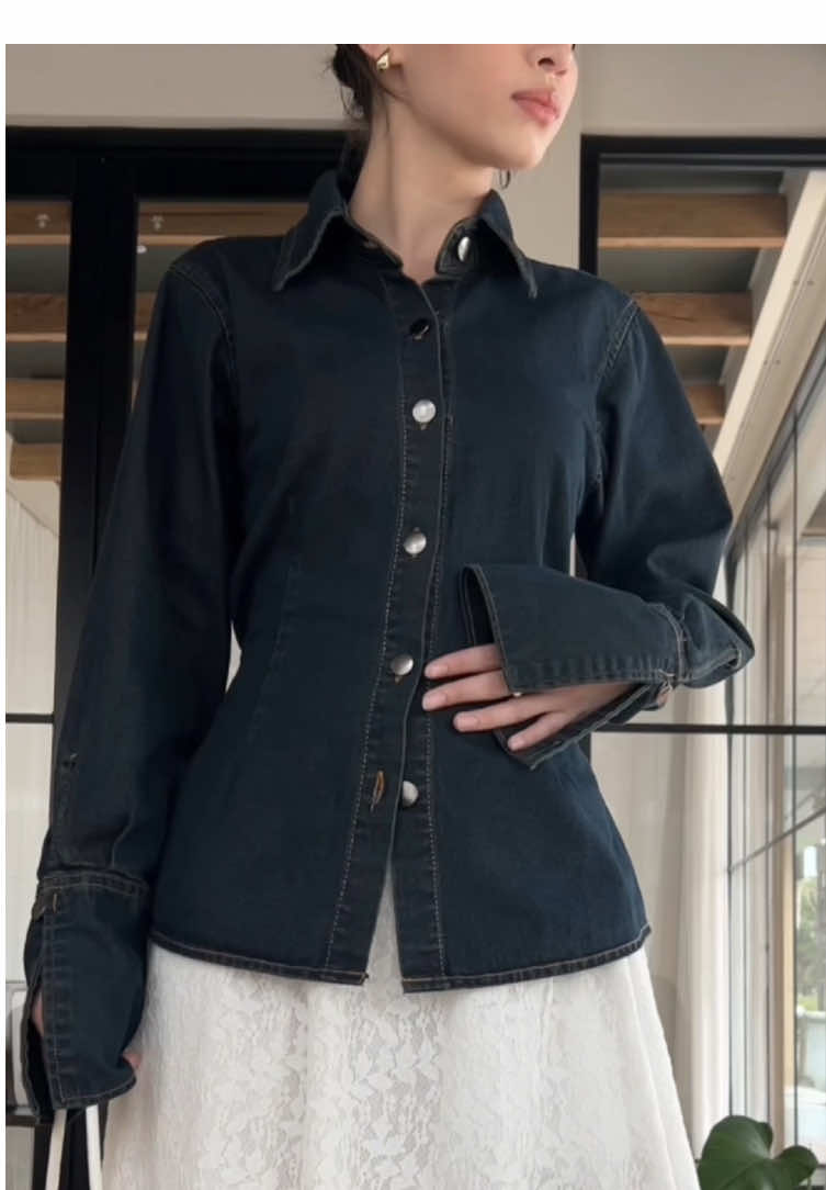 Kemeja fitted secantik ini looknya bagus bgtt 🤏🏻🤍🦢 #kemeja #kemejadenim #kemejajeans #kemejafitbody #fittedshirt #shirt #shirtjeans #outfitideas #OOTD #fitcheck #atasanwanita #xybca #fyp #foryou #fypage 