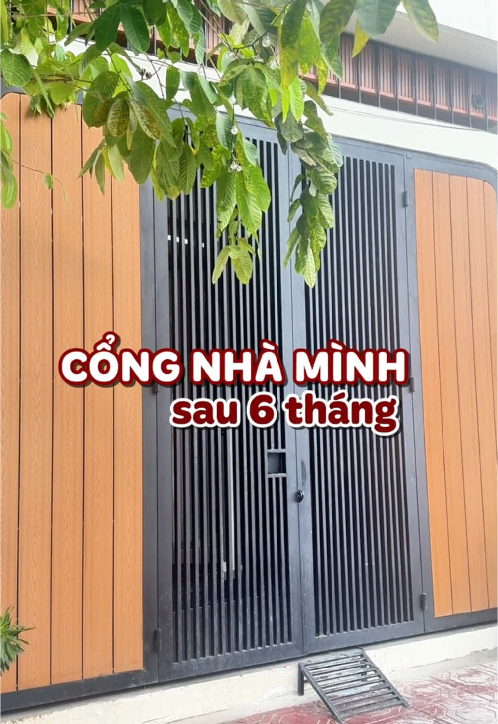 Cổng nhà tui đây, cứ phải cong mới chịu, thợ sắt làm thêm mất mấy ngày để uốn 😅  #nhatuine #congsatdep #myhouse #nhahuongli 