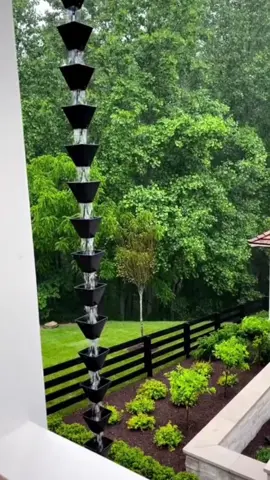 Les chaînes de pluie subliment l’eau et apaisent l’esprit, même pendant les jours de pluie. #lesaviezvous #interessant 