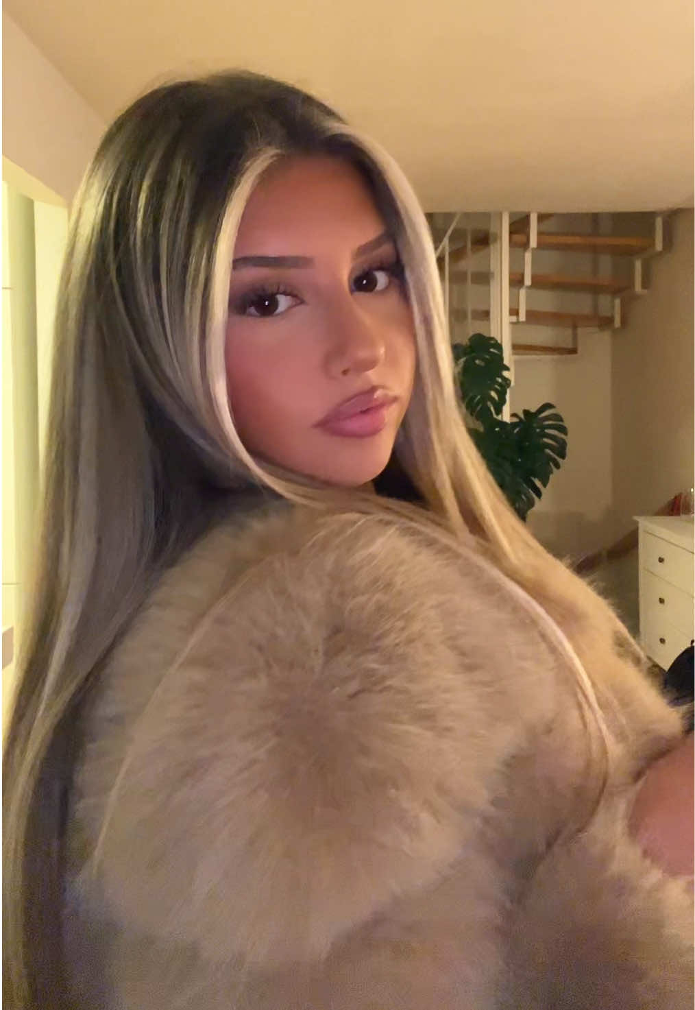 Kunstpelzmantel von @Calianteclo. Code: EDINA10 für 10%❤️