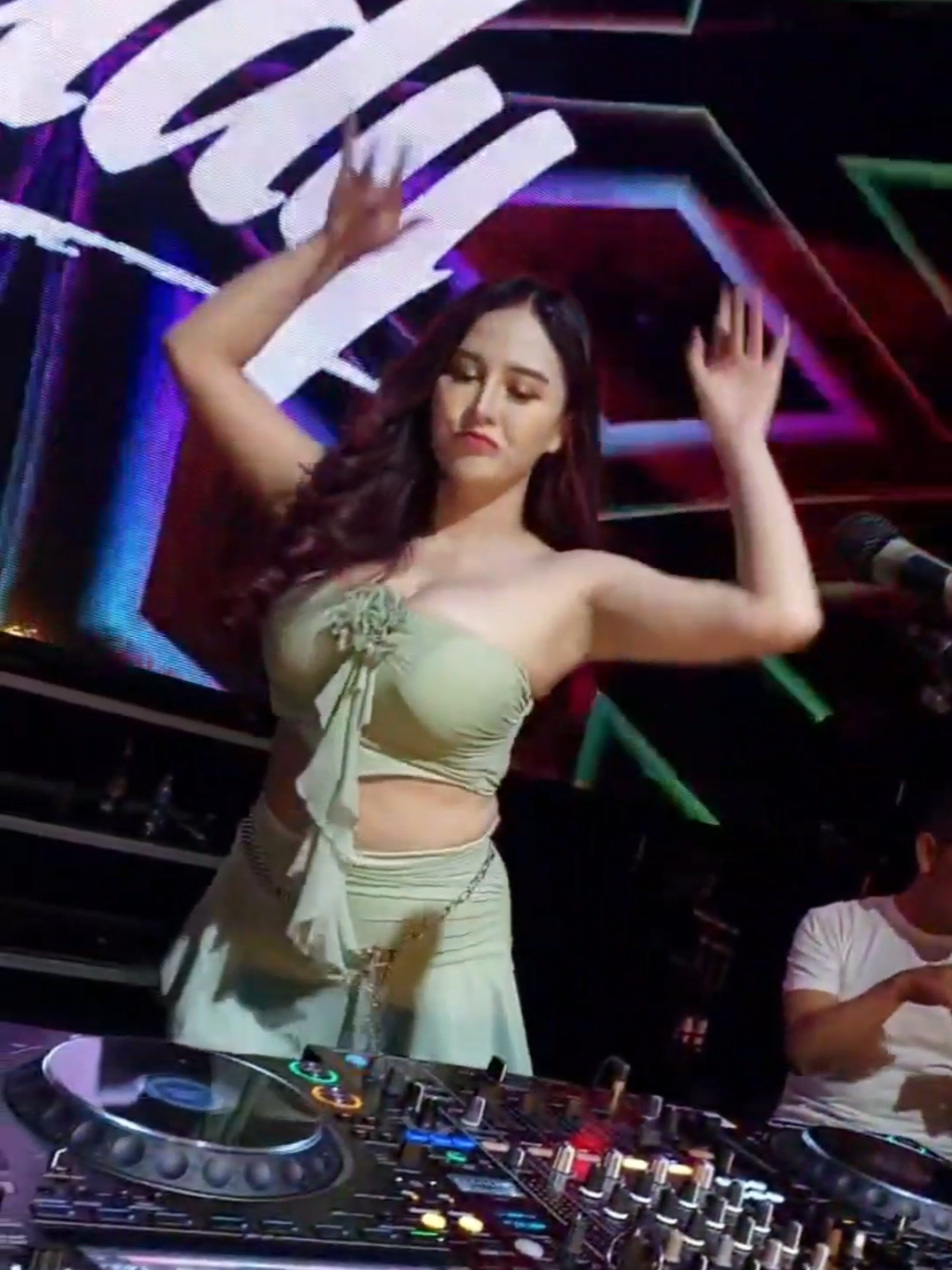 Night Party #djbiddy #partypeople #fypage #ladiesnight #clubbingparty #djcantik #trendingvideo #fyp  #djviral #partywithvmas #funkot #djfullbass #hiburanmalam #clubbing #nightparty #party 