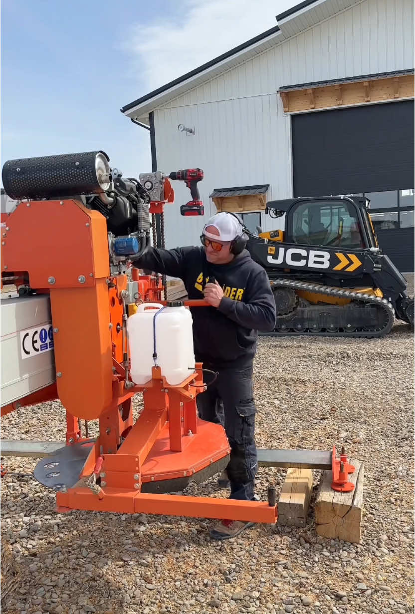 Fired up the @Turbosawmill and cut up this Ash log into a bunch of 4x4’s and a few 2x4’s. Something awesome about this saw is you don’t have to roll the log and can edge the boards as you go 👍