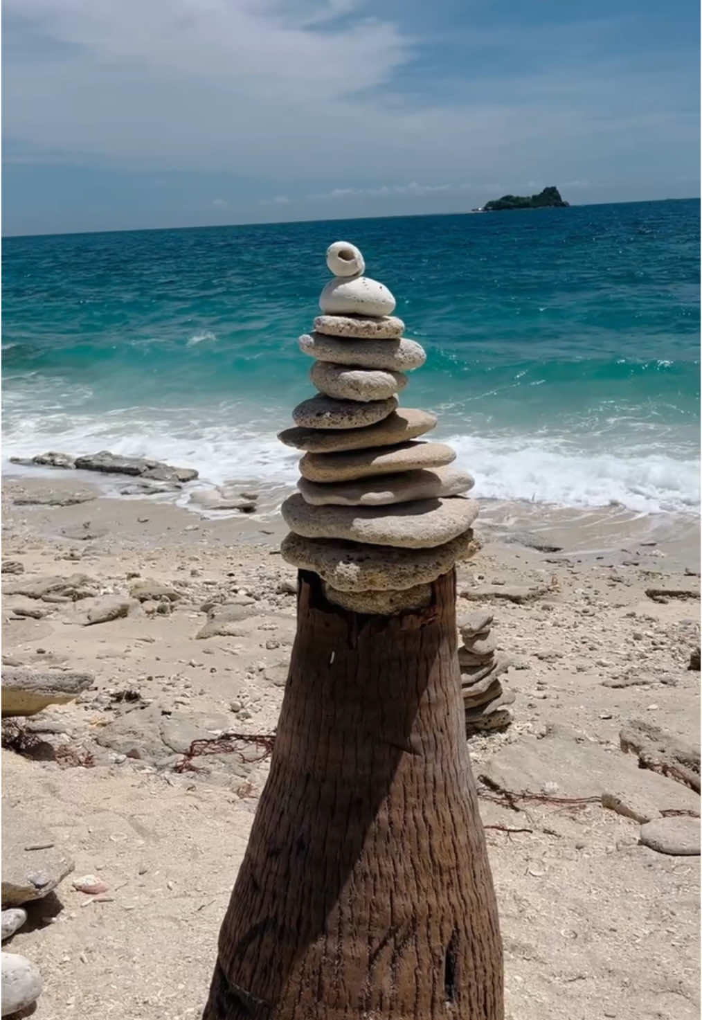 This is your sign to visit Gigantes Island, Philippines. ✨🌊🏝️ #wheniniloilo #gigantes #cabugaogamay #philippines #lovethephilippines #philippinestravel #iloilo #islandtour #philippinebeaches 