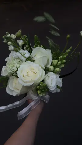 Khoảnh khắc em cầm bó hoa cưới trên tay cũng là lúc em biết em đã chọn đúng người 💍 #springflowersanddecor #flowershop #wedding #wedding #flowers 